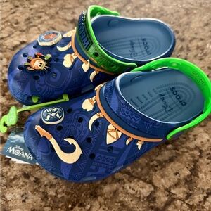 Crocs Unisex-Adult Disney Moana Classic Clogs, Shoes women Size 6